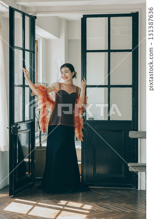 穿著黑色婚紗的女人 131387636