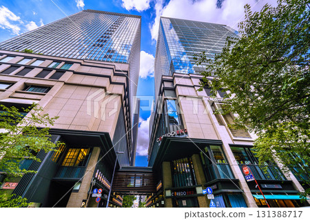 日本東京城市景觀,包括日本橋室町和 CORED 室町 2。 (背景中,福德神社位於建築物之間。) 日本東京城市景觀,包括日本橋室町和 CORED 室町 2。 (背景中,福德神社位於建築物之間。) 131388717