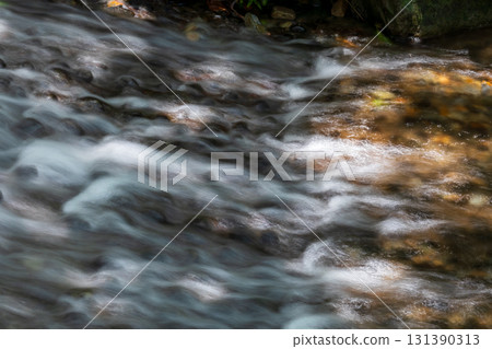 潺潺溪水流經岩石 131390313