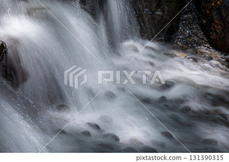 潺潺溪水流經岩石 131390315