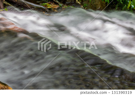 潺潺溪水流經岩石 131390319