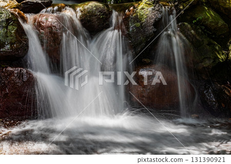 寧靜的避暑勝地,台灣山林中的瀑布 寧靜的避暑勝地,台灣山林中的瀑布 131390921