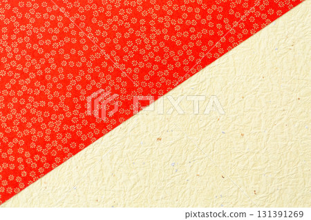 紅色和淺黃色和紙，帶有金色花卉圖案 131391269