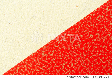 紅色和淺黃色和紙，帶有金色花卉圖案 131391271