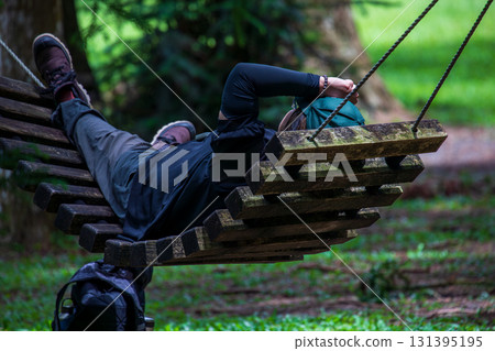 懸掛於森林樹木間的吊床 131395195