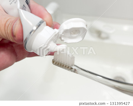 塗抹牙膏的手 131395427