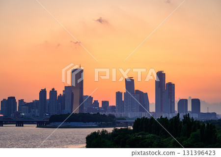 The night view of the city of Yeouido, a high-rise building, shot at Dongjak Bridge in Seoul at sunset The night view of the city of Yeouido, a high-rise building, shot at Dongjak Bridge in Seoul at sunset 131396423