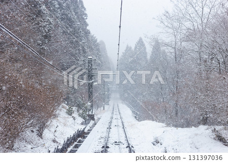 從纜車上眺望白雪皚皚的御嶽山(東京都青梅市) 從纜車上眺望白雪皚皚的御嶽山(東京都青梅市) 131397036