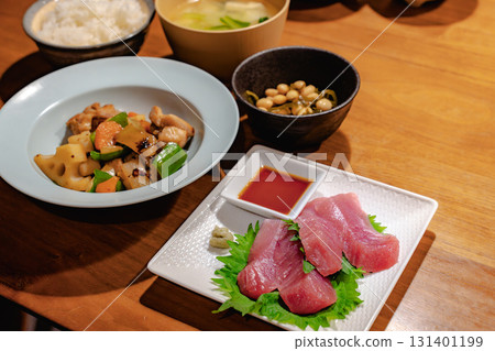 Tuna sashimi and stir-fried chicken and vegetables dinner Tuna sashimi and stir-fried chicken and vegetables dinner 131401199