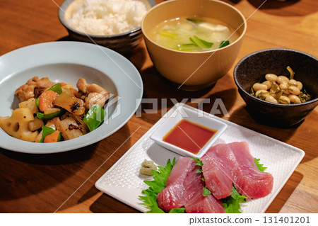 鮪魚生魚片和炒雞肉和蔬菜晚餐 鮪魚生魚片和炒雞肉和蔬菜晚餐 131401201