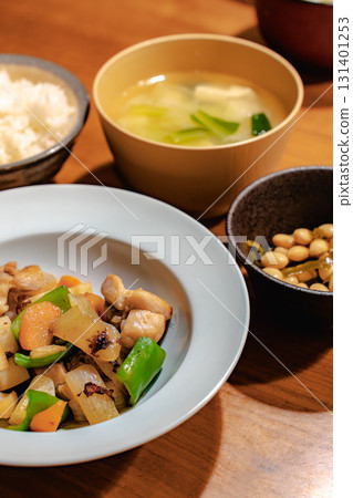 晚餐:雞肉、蔬菜和煮豆 晚餐:雞肉、蔬菜和煮豆 131401253