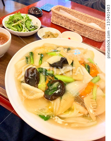 中餐館的粗炒麵 131401403