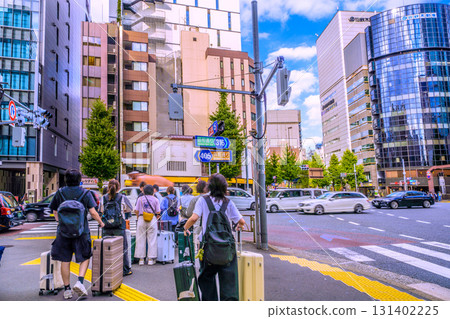 日本東京的街景：入境旅遊仍在繼續…新橋擠滿了外國遊客。我則前往後面的銀座。 131402225
