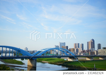 今日伊始-夏日晨曦透過丸子橋和武藏小杉(多摩川下游)的高層公寓樓灑下的光影 今日伊始-夏日晨曦透過丸子橋和武藏小杉(多摩川下游)的高層公寓樓灑下的光影 131402324