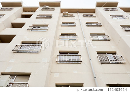 舊住宅小區的外觀。日本的住房條件 舊住宅小區的外觀。日本的住房條件 131403634