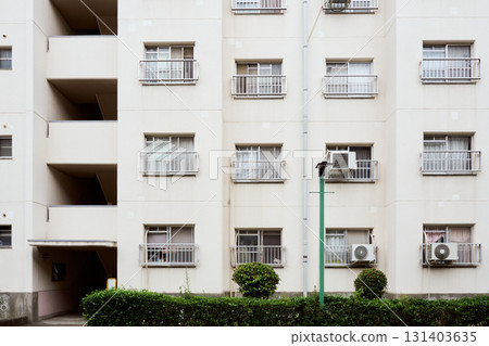 舊住宅小區的外觀。日本的住房條件 舊住宅小區的外觀。日本的住房條件 131403635