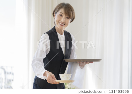 中老年女性咖啡館員工 131403996