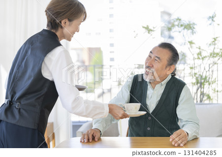 一位老人在咖啡館休息 131404285