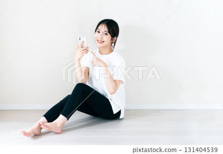 使用智慧型手機的女人 131404539