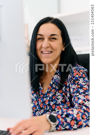 Efficient Call Center Agent Providing Seamless Customer Assistance 131404563