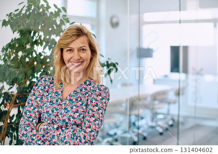 Radiant Businesswoman: A Vibrant Presence in the Company Corridor 131404602