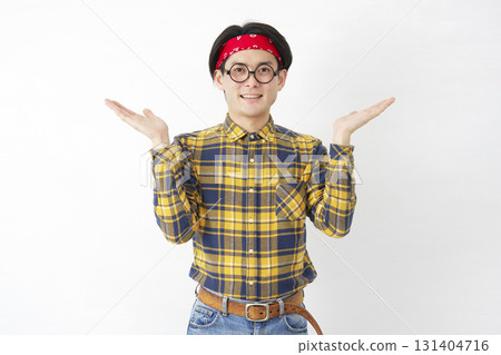 秋葉原風格的男子雙手放在白色背景上，指向左右 131404716