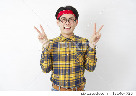 秋葉原男性和平標誌雙手放在白色的背景上 131404726
