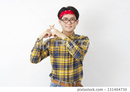 秋葉原風格的男人在白色背景上用手指做出十字手勢 131404730