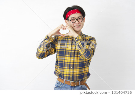 秋葉原男性心臟手勢白色背景 131404736
