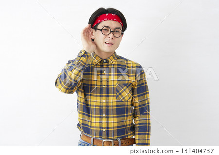 秋葉原風格的男人用手摀住耳朵聆聽，白色背景 131404737