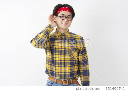 秋葉原風格的男人用手摀住耳朵聆聽，白色背景 131404741