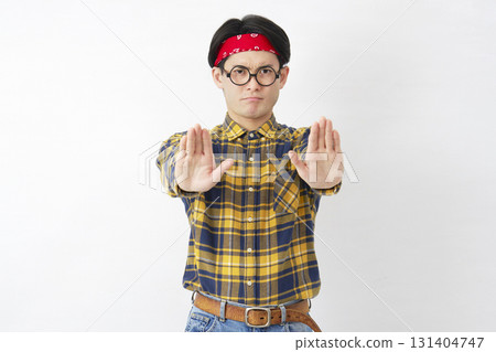 秋葉原風格的男性，禁止手勢，白色背景 131404747
