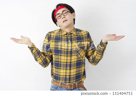 秋葉原風格的男性，放棄的手勢，白色背景，看著相機 131404751
