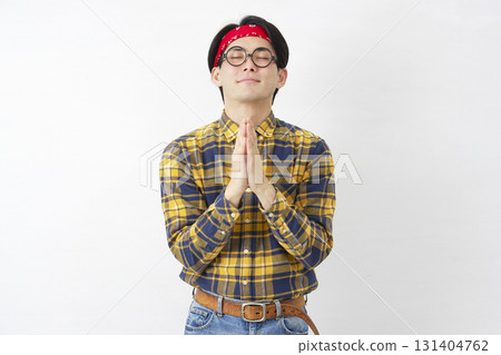 秋葉原風格的男子在白色背景上雙手合十祈禱 131404762
