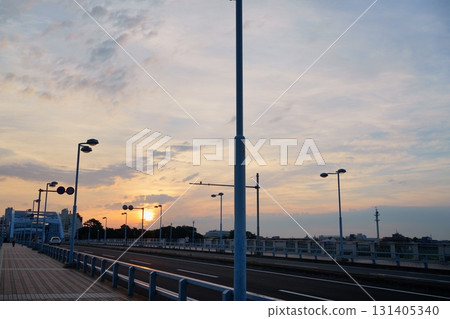 今日的開始－夏季的丸子橋（多摩川下游），晨曦灑進 131405340