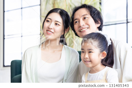 Smile parent and child 131405343