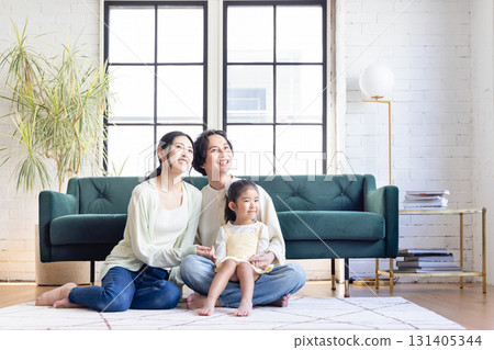 一個家庭在客廳放鬆 131405344