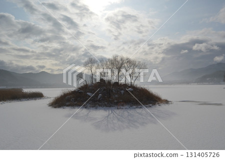 韓國楊口－帕羅湖湖面在極寒中結冰，呈現一片雪景 131405726