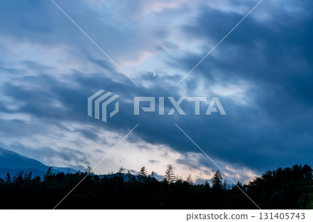 月亮和日落天空 月亮和日落天空 131405743