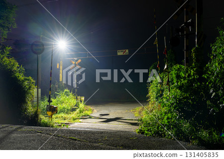 鐵路十字架在晚上 131405835