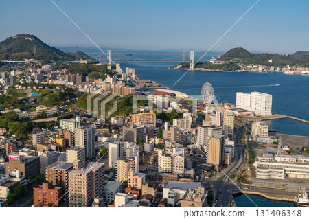 <山口縣>黃昏時的關門大橋和關門海峽 131406348