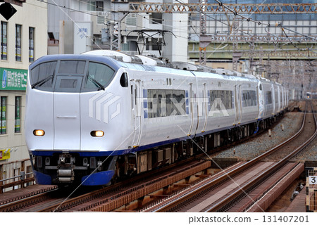 281 series express train Haruka No. 13 running on the Umeda freight line 281 series express train Haruka No. 13 running on the Umeda freight line 131407201