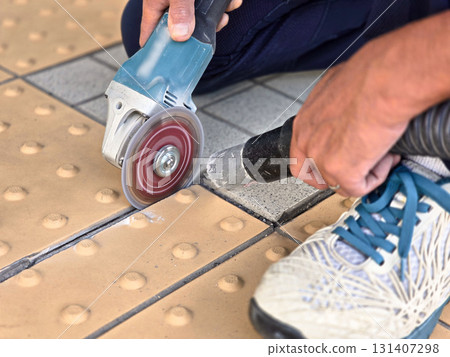 Outdoor floor braille tile joint cutter construction photo 02 Outdoor floor braille tile joint cutter construction photo 02 131407298