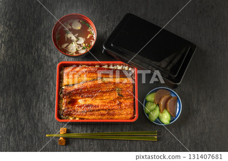 Eel and rice in a lacquered box 131407681