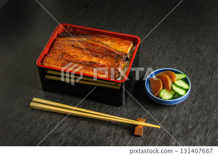 Eel and rice in a lacquered box 131407687