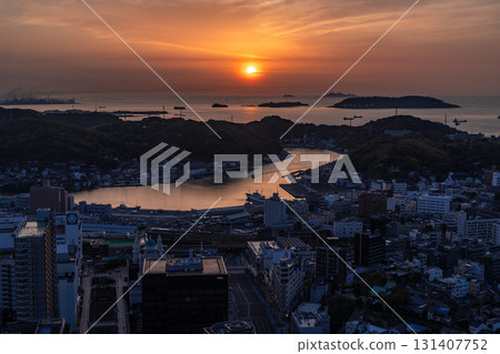 山口縣下關市中心和黃昏的關門海峽 131407752