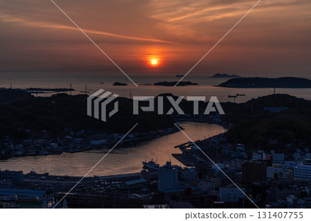 山口縣下關市中心和黃昏的關門海峽 131407755