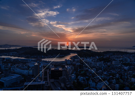 山口縣下關市中心和黃昏的關門海峽 山口縣下關市中心和黃昏的關門海峽 131407757