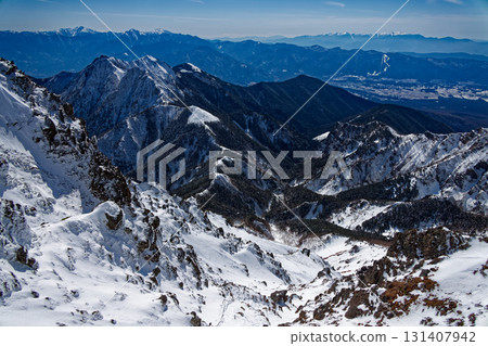 從八嶽山脈的阿嘉山下山處眺望權現山以及南阿爾卑斯山脈和中央阿爾卑斯山脈 131407942