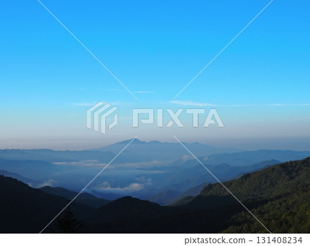 從綾目平眺望霧靄中的赤城山(20250924061613) 從綾目平眺望霧靄中的赤城山(20250924061613) 131408234